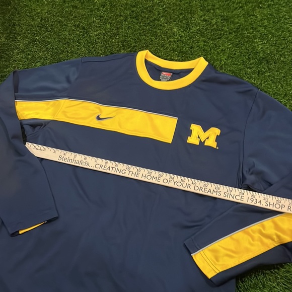Men’s Nike Basketball Shooting Shirt - Michigan. - Picture 6 of 7